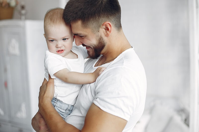 Ezért olyan rendkívül fontosak az apai ölelések, úgy a lányok, mind pedig a fiúk esetében!
