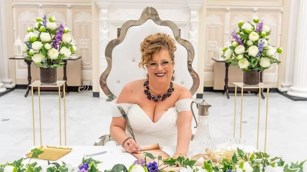 Egy nő 20 évig spórolt az esküvőjére, de mivel nem talált férjet magának, végül saját magát vette feleségül