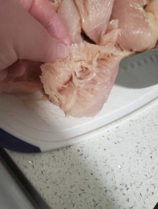Ez az édesanya néhány héttel ezelőtt vacsorát készített gyermekeinek, amikor a hús megtisztítása után valami sokkolót fedezett fel